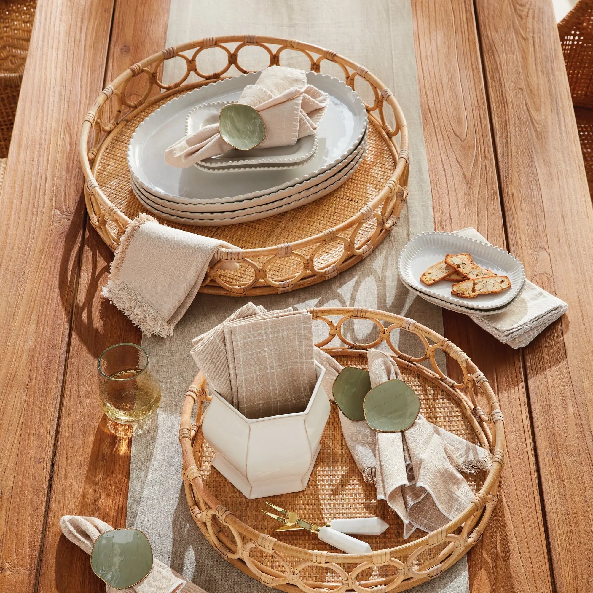 Ninette round rattan trays – set of 2 in natural finish