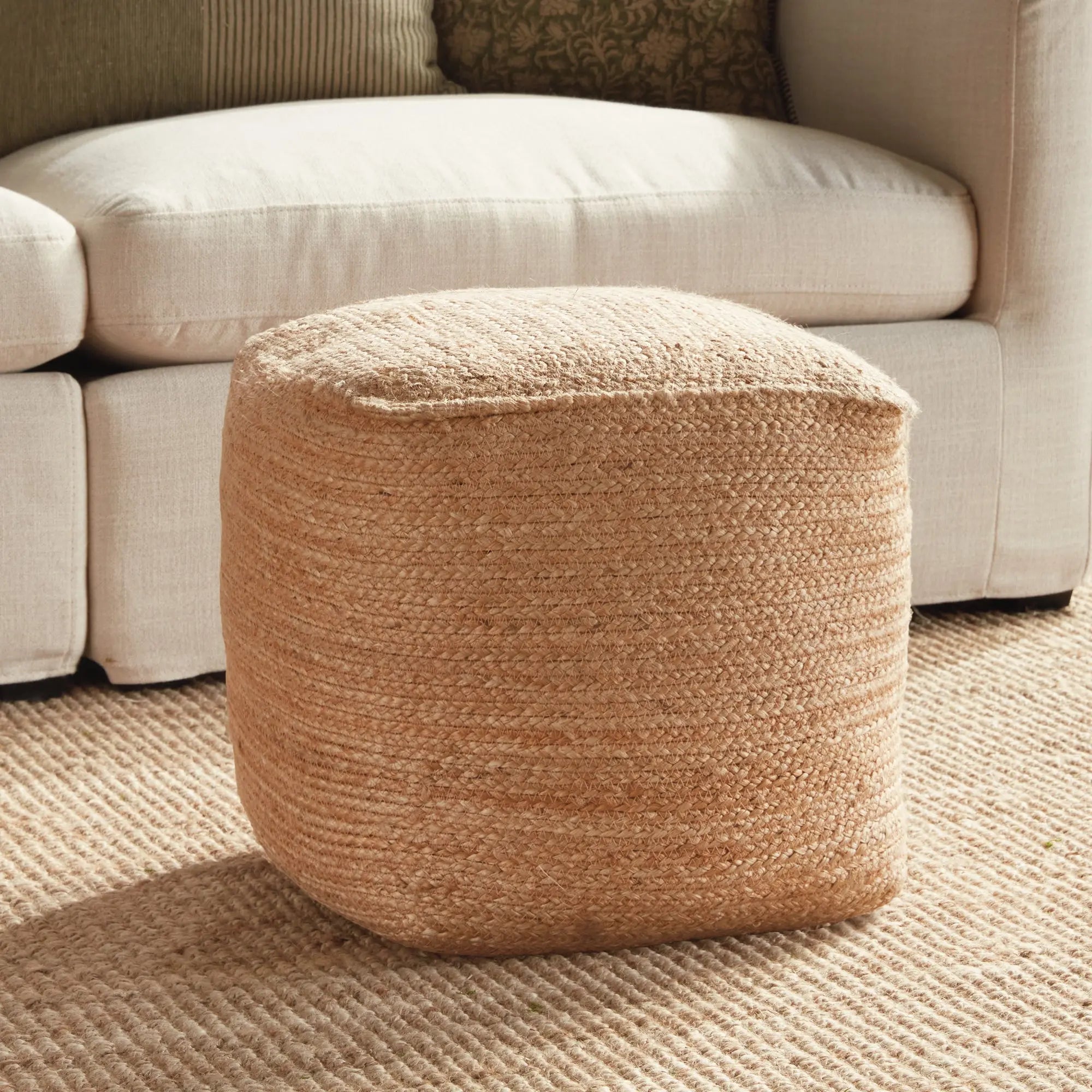 Square jute pouf in natural finish