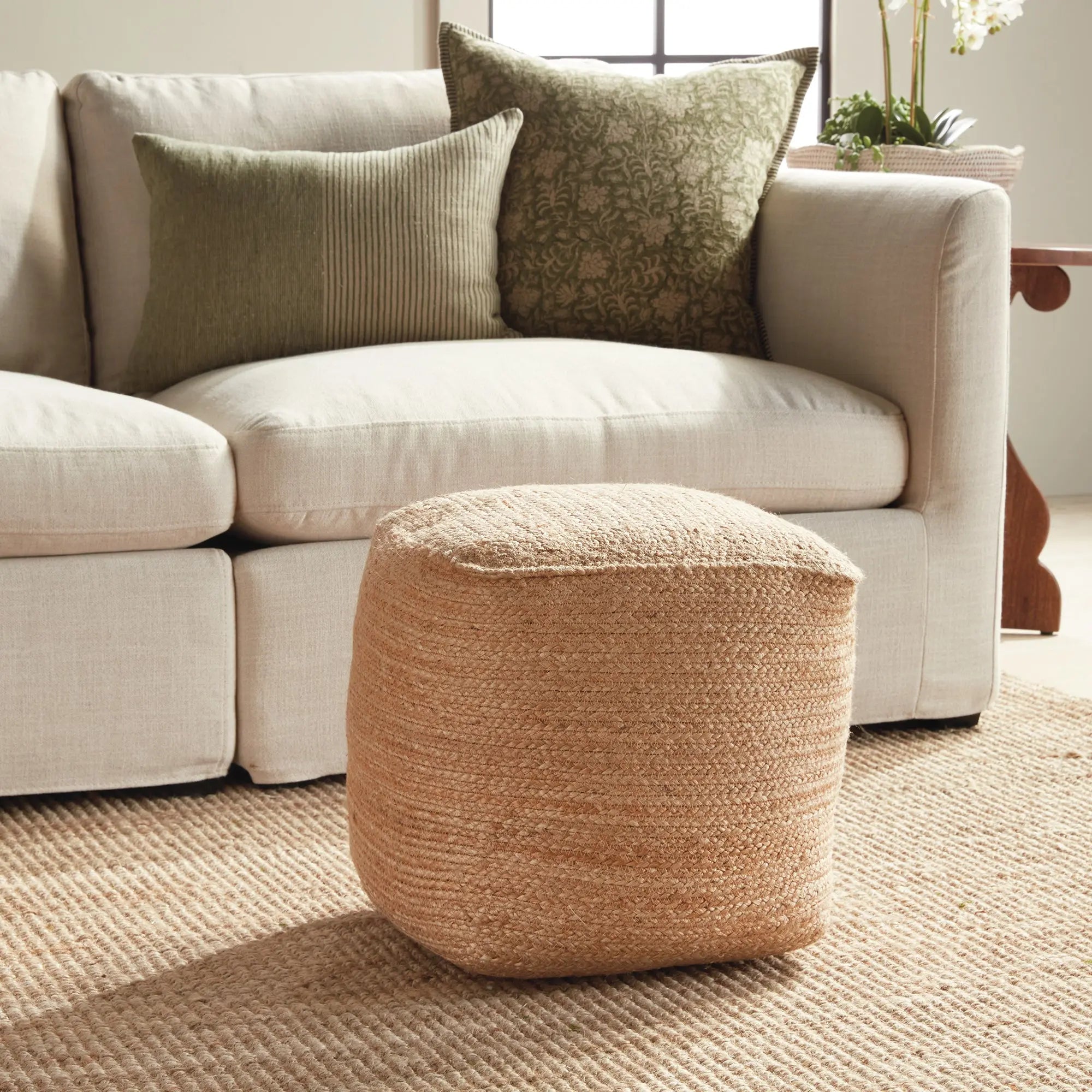 Square jute pouf in natural finish