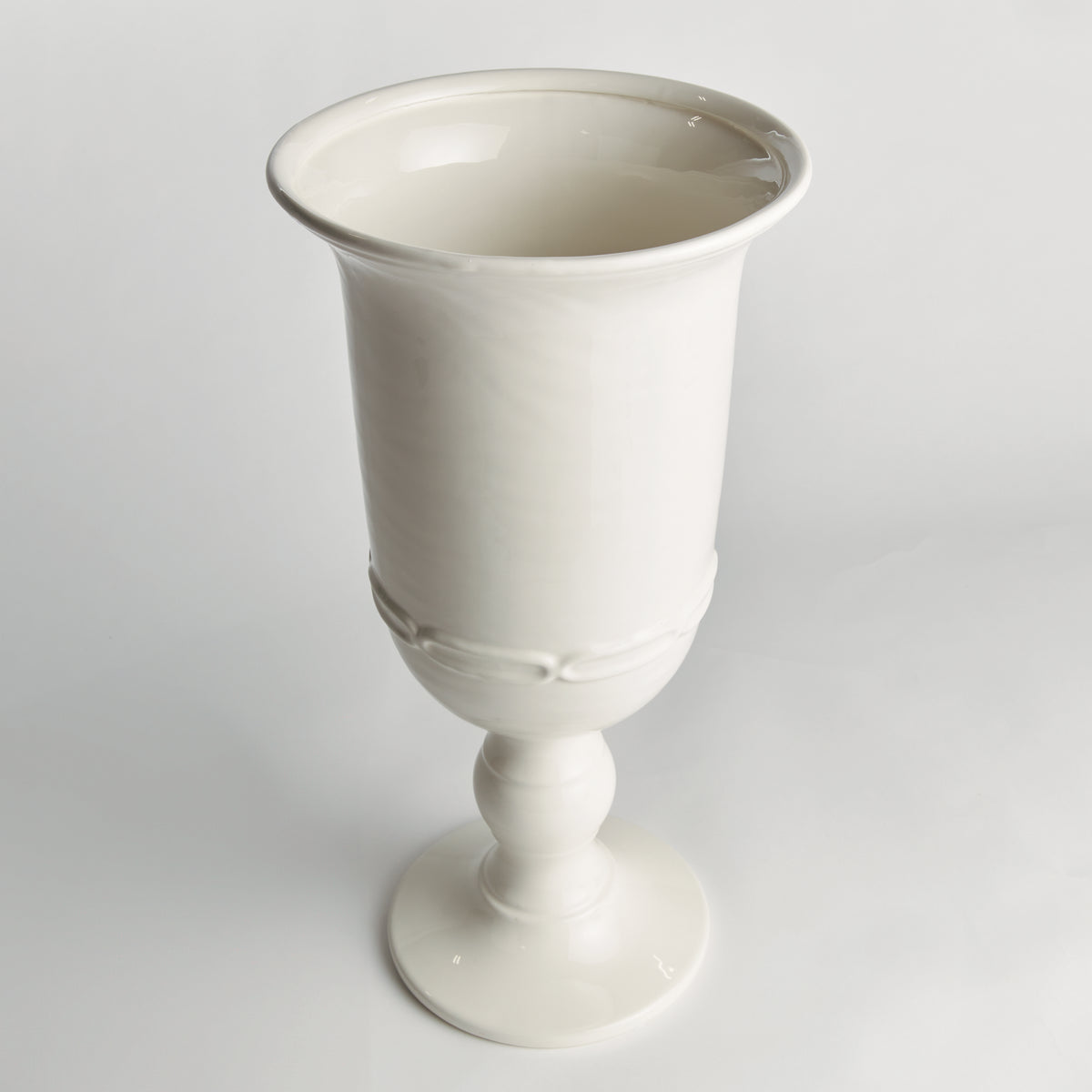 Mirabelle Grande Pedestal Urn